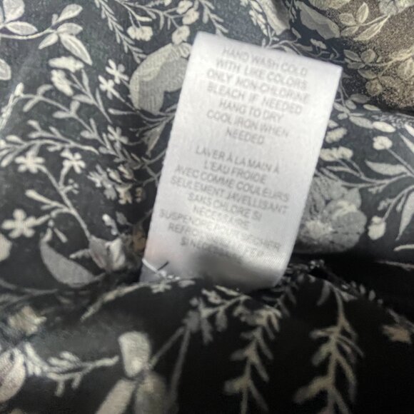 DR2 Cap Sleeve Blouse Size M Black Gray, Floral Print, V-Neck, Pleated Shoulders - Picture 9 of 9